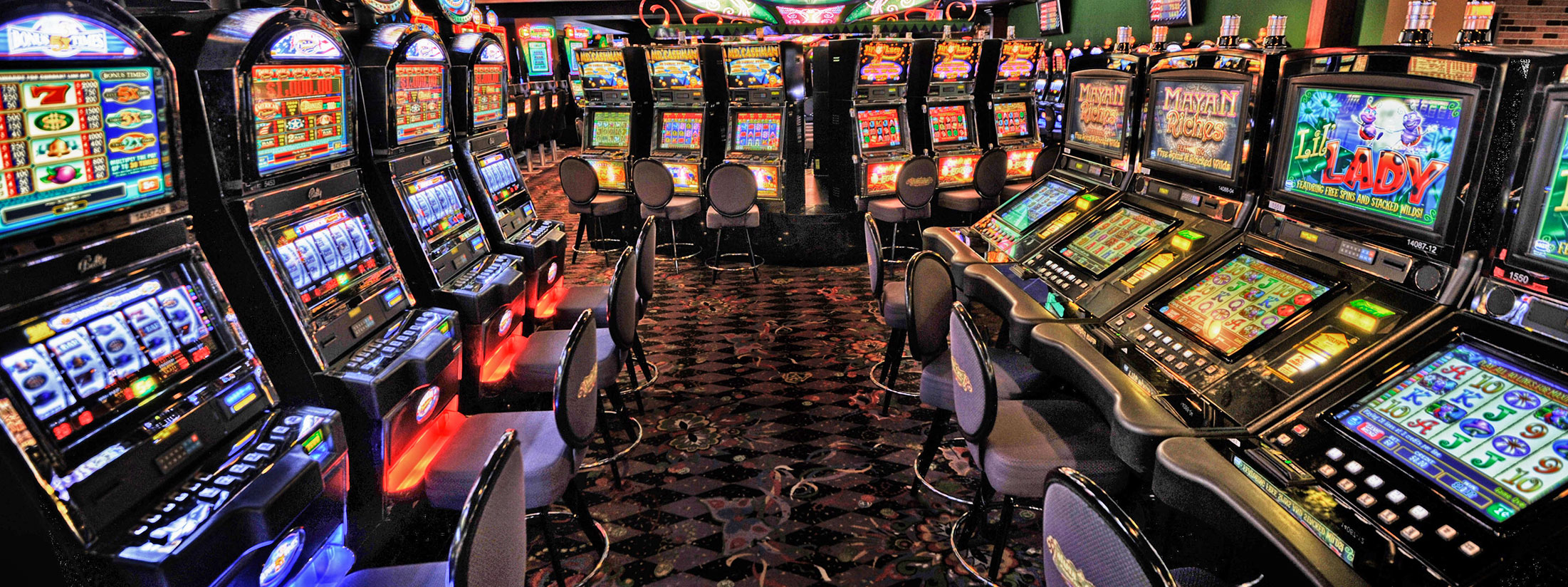 Une salle de machines à sous à Las Vegas "La ville du péché" Machines à sous dans un casino de Las Vegas